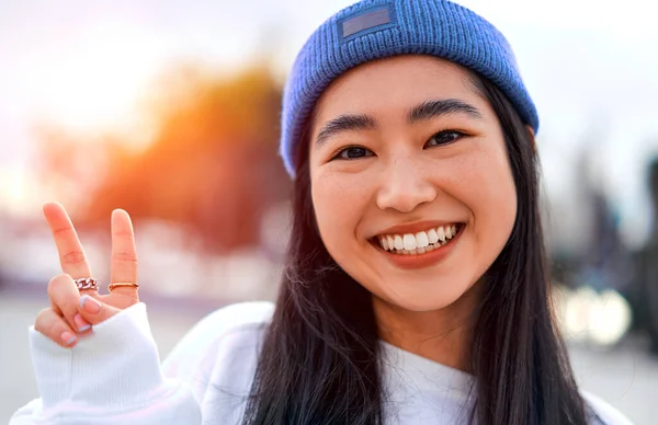 Zbliżenie Słodkie Azji Młoda Kobieta Czapka Stojąc Zewnątrz Uśmiechając Się — Zdjęcie stockowe