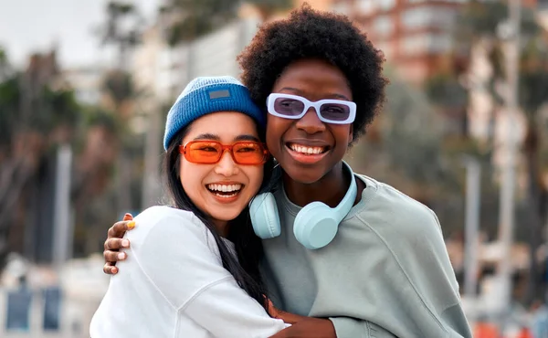 Αφρικανική Αμερικανική Και Ασιατική Νεαρές Χαριτωμένες Γυναίκες Φίλες Αγκαλιάζει Και — Φωτογραφία Αρχείου