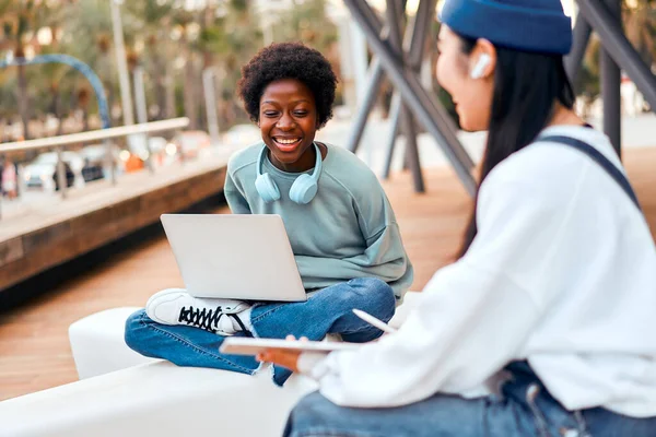 Junge Afroamerikanische Und Asiatische Frauen Sitzen Schneidersitz Mit Laptop Und — Stockfoto
