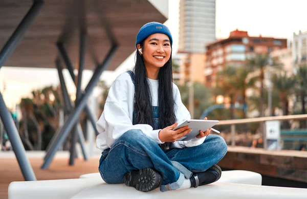 Mulher Asiática Bonito Chapéu Com Tablet Rua Desenho Tablet Gráfico — Fotografia de Stock