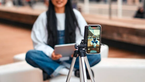 Młoda Azjatycka Blogerka Tabletem Nagrywająca Wideo Smartfonie Statywie Dla Swojego — Zdjęcie stockowe