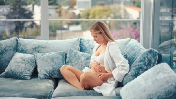 Piękna Ciężarna Kobieta Trzymająca Się Brzucha Bólu Podczas Siedzenia Kanapie — Wideo stockowe