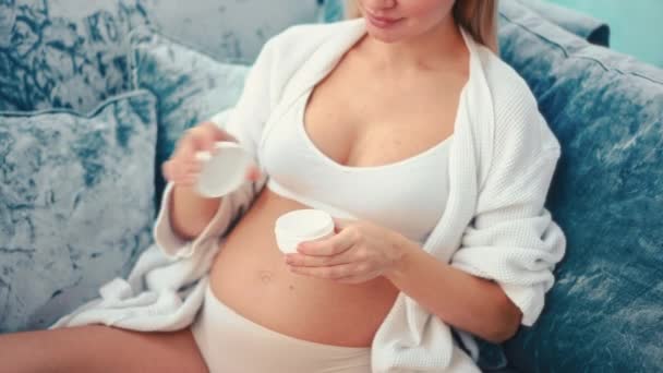 Una Joven Embarazada Ropa Interior Blanca Albornoz Cuidando Piel Barriga — Vídeo de stock
