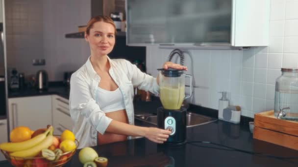 Młoda Ciężarna Kobieta Przygotowuje Koktajl Mikserem Kuchni Ciężarna Kobieta Pije — Wideo stockowe