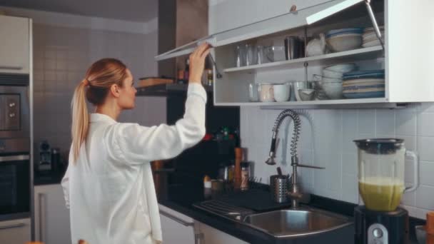 Młoda Ciężarna Kobieta Przygotowuje Koktajl Mikserem Kuchni Ciężarna Kobieta Pije — Wideo stockowe