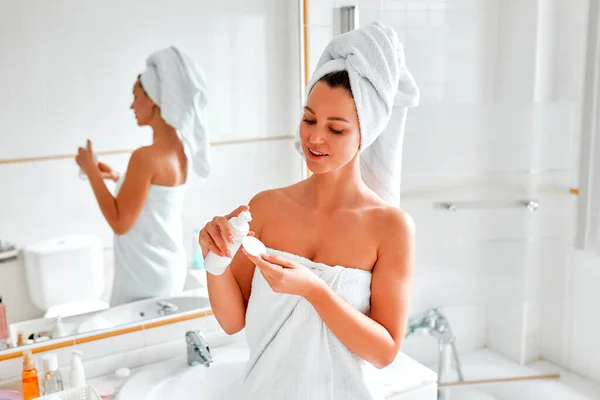 Une Femme Blonde Dans Une Serviette Debout Dans Salle Bain — Photo