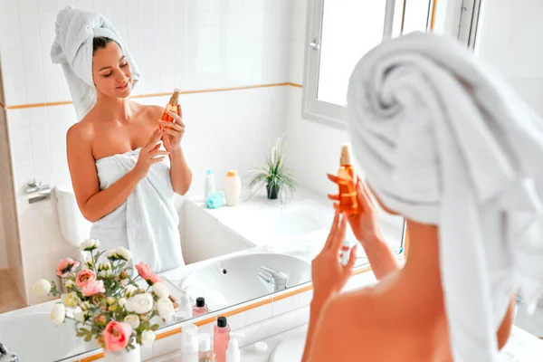 Uma Mulher Loira Uma Toalha Banheiro Espelho Fazendo Sua Rotina — Fotografia de Stock