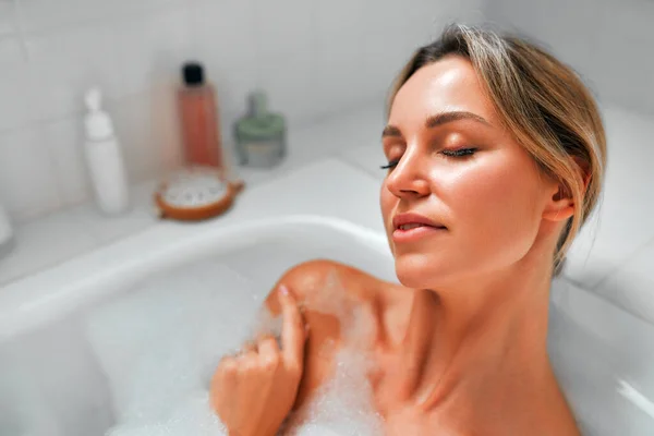 Mulher Bonita Deitada Banho Espuma Branca Tomando Banho Desfrutando Relaxando — Fotografia de Stock