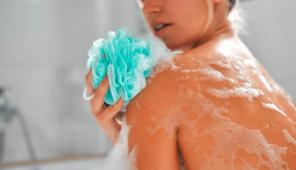Piękna Kobieta Leżąca Białej Wannie Pianką Kąpiąca Się Myjce Ciesząca — Zdjęcie stockowe