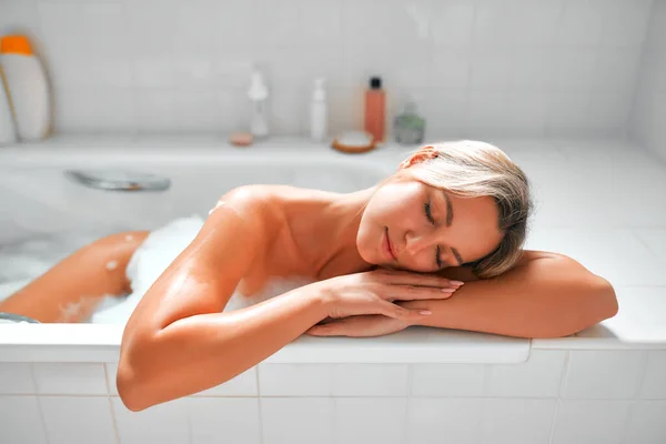 Mulher Bonita Deitada Banho Espuma Branca Tomando Banho Desfrutando Relaxando — Fotografia de Stock