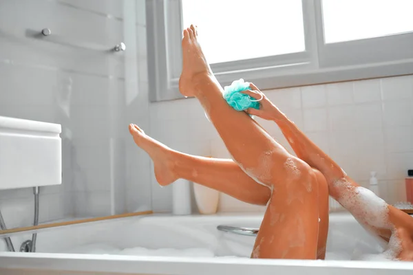 Όμορφα Γυναικεία Πόδια Που Βρίσκονται Ένα Λευκό Αφρόλουτρο Μπάνιο Πετσέτα — Φωτογραφία Αρχείου