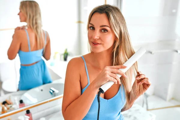 Uma Mulher Bonita Lingerie Lavatório Espelho Está Denominando Seu Cabelo — Fotografia de Stock