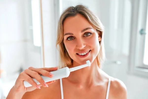 Uma Mulher Bonita Roupa Interior Branca Banheiro Escova Dentes Enquanto — Fotografia de Stock