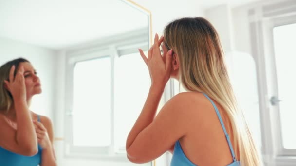 Krásná Žena Spodním Prádle Stojící Umyvadla Zrcadlo Prohlíží Pokožku Vidí — Stock video