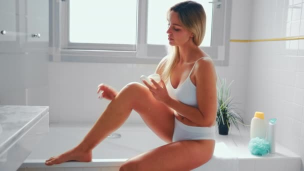 Krásná Žena Bílém Prádle Stojí Umyvadla Zrcadla Pomocí Hydratační Tělový — Stock video