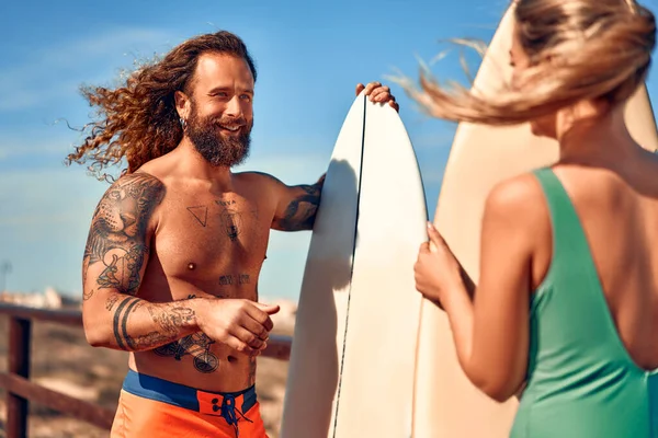 Pár Surfařů Pláži Běloška Plavkách Svalnatý Vousatý Muž Tetováním Plavkách — Stock fotografie