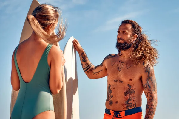 Een Paar Surfers Het Strand Blanke Vrouw Een Zwempak Een — Stockfoto