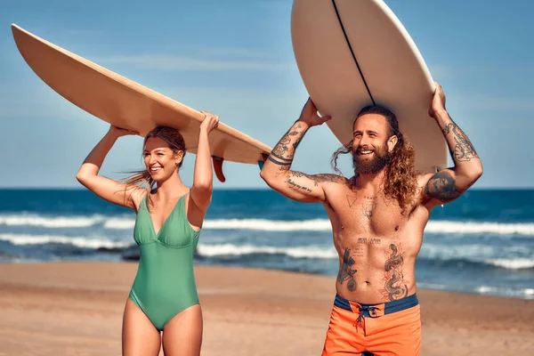 Paio Surfisti Sulla Spiaggia Donna Caucasica Costume Bagno Uomo Muscoloso — Foto Stock
