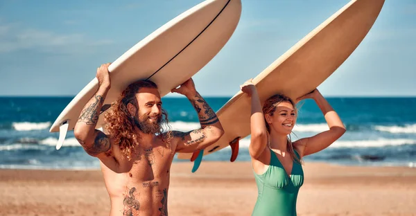 Alguns Surfistas Praia Mulher Caucasiana Fato Banho Homem Barbudo Com — Fotografia de Stock