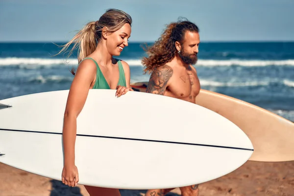 Par Surfistas Playa Mujer Caucásica Traje Baño Buff Barbudo Con — Foto de Stock