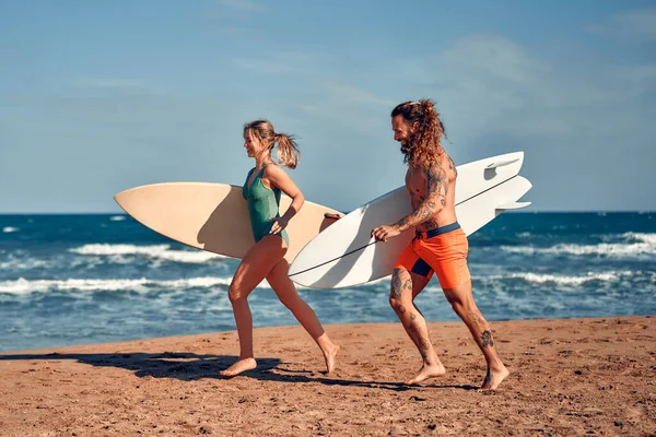 Paio Surfisti Sulla Spiaggia Donna Caucasica Costume Bagno Uomo Muscoloso — Foto Stock