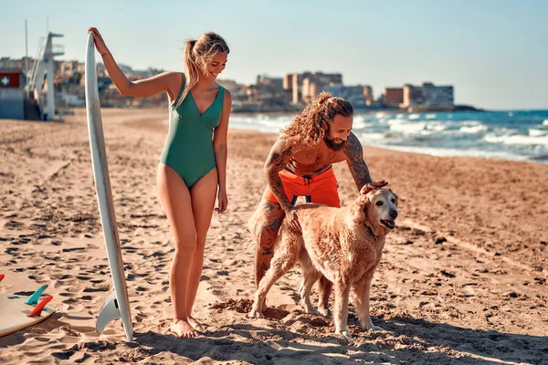 Paio Surfisti Con Cane Sulla Spiaggia Donna Caucasica Costume Bagno — Foto Stock