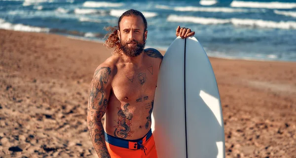 Uomo Muscoloso Caucasico Barbuto Surfista Con Tatuaggi Capelli Lunghi Costume — Foto Stock
