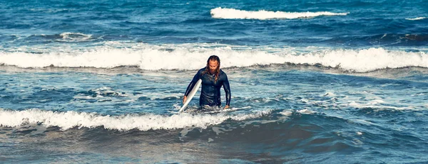 Homem Barbudo Surfista Caucasiano Com Cabelo Comprido Num Fato Mergulho — Fotografia de Stock