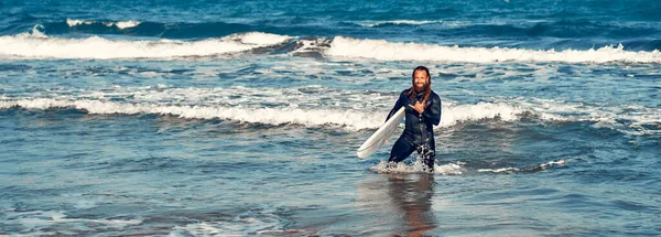 Uomo Muscoloso Caucasico Barbuto Surfista Con Capelli Lunghi Muta Con — Foto Stock
