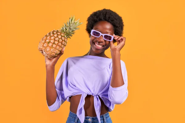 African American Young Woman Afro Hair Styling Wearing Purple Sunglasses — Stock Photo, Image