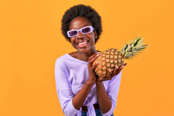African American Young Woman Afro Hair Styling Wearing Purple Sunglasses — Stock Photo, Image