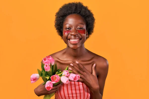 African American Young Woman Afro Hair Using Moisturizing Eye Patches — Stock Photo, Image