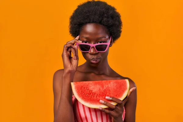 African American Young Woman Afro Hair Trendy Sunglasses Holding Watermelon — Stock Photo, Image
