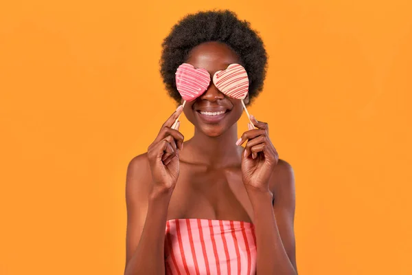 African American Young Woman Afro Hair Holding Pink Candy Hearts — Stock Photo, Image