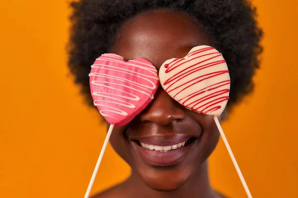 오렌지 배경에 심장을 아프리카 미국인젊은 발렌타인데이 — 스톡 사진