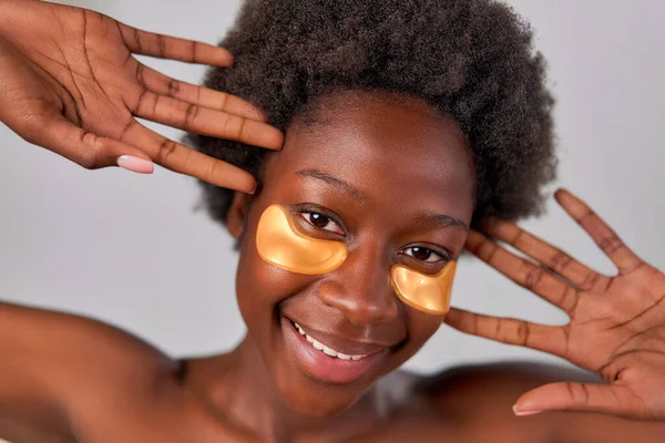 Африканська Молода Жінка Волоссям Афро Ідеальною Навіть Здоровою Шкірою Використовуючи — стокове фото