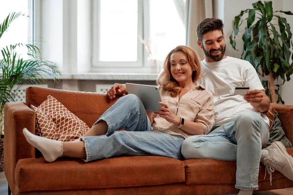 Schöne Erwachsene Paar Auf Dem Sofa Liegend Mit Tablet Und — Stockfoto