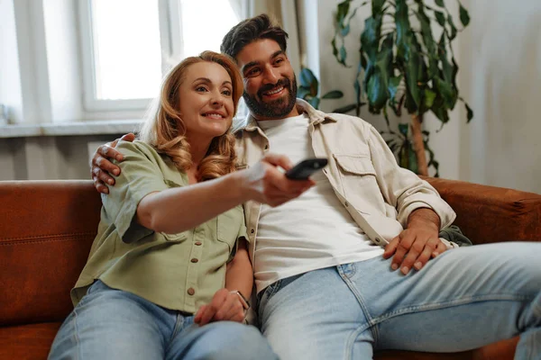 Erwachsenes Paar Mit Fernbedienung Schaut Film Fernsehen Und Hat Spaß — Stockfoto