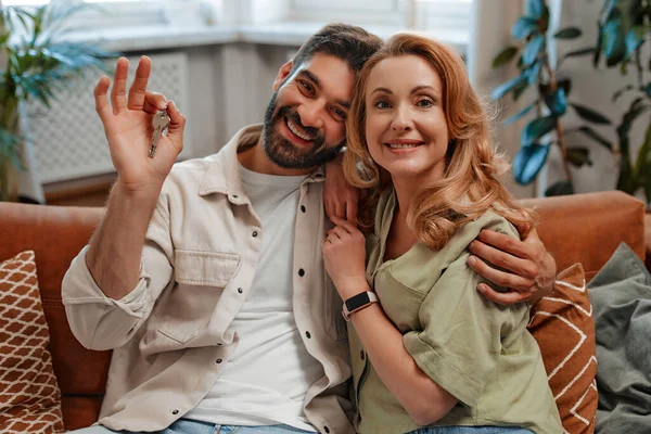 Een Volwassen Echtpaar Met Sleutels Van Een Nieuw Huis Appartement — Stockfoto