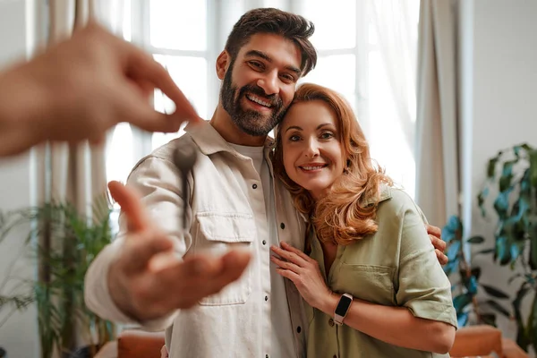 Zakochana Para Otrzymuje Klucze Nowego Domu Lub Mieszkania Kupuję Nieruchomość — Zdjęcie stockowe