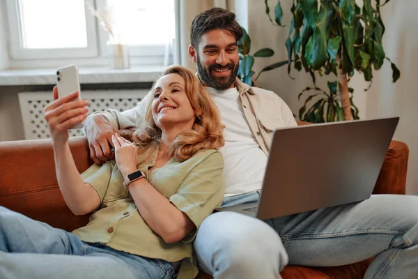 Verliebte Erwachsene Paare Liegen Auf Dem Sofa Mit Laptop Und — Stockfoto
