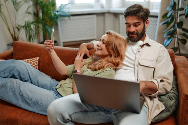Verliebte Erwachsene Paare Liegen Auf Dem Sofa Mit Laptop Und — Stockfoto