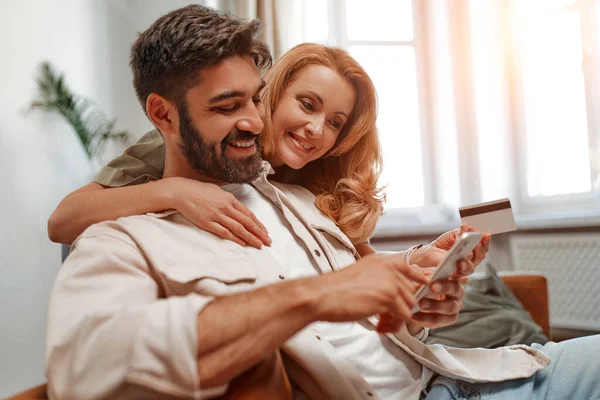 Ein Erwachsenes Paar Mit Kreditkarte Und Smartphone Wohnzimmer Vor Dem — Stockfoto