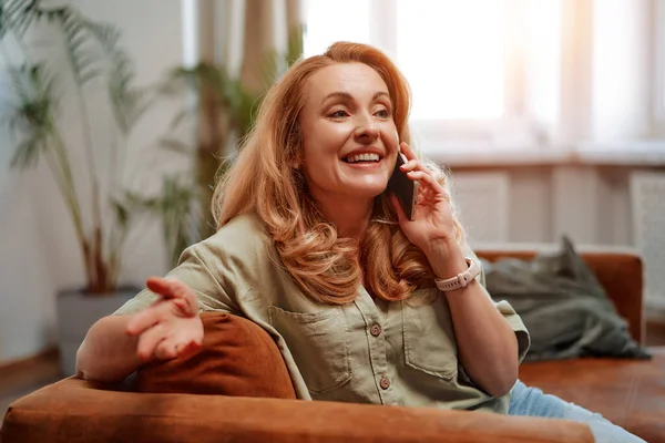 Dorosła Piękna Blondynka Rozmawia Przez Telefon Siedząc Kanapie Salonie Domu — Zdjęcie stockowe