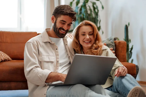 Erwachsene Schöne Paar Mit Laptop Sitzt Auf Dem Boden Der — Stockfoto