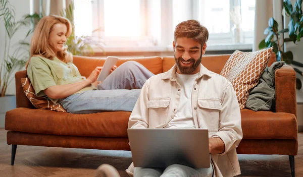 Schöne Erwachsene Paar Sitzt Mit Laptop Und Tablet Wohnzimmer Hause — Stockfoto