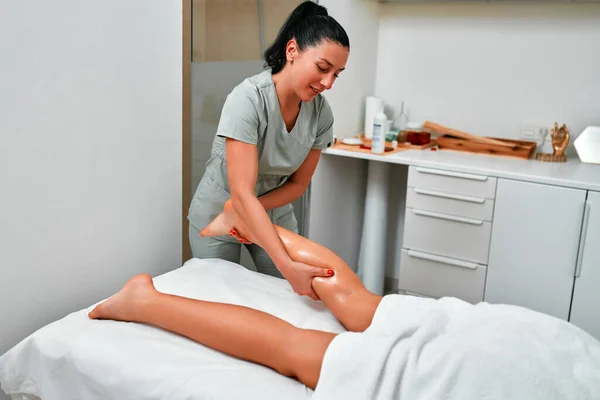 Uma Mulher Recebe Uma Massagem Relaxante Profissional Nos Pés Terapeuta — Fotografia de Stock