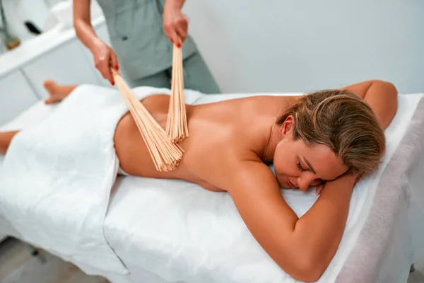 Massagista Faz Massagem Celulite Spa Com Uma Vara Bambu Tratamentos — Fotografia de Stock