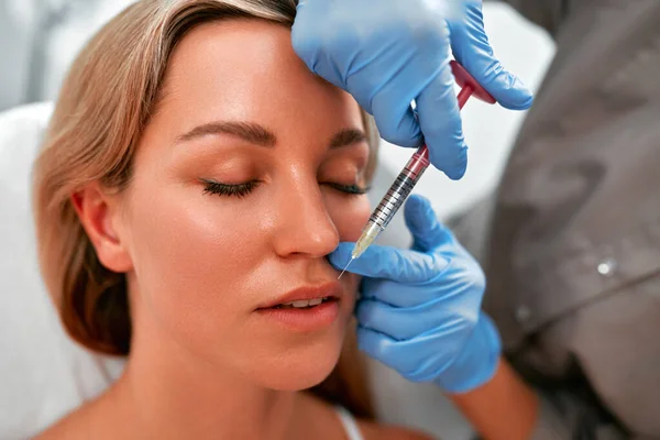 Medizinische Kosmetologie Behandelt Botox Injektionen Kosmetikerin Konturiert Das Gesicht Der — Stockfoto