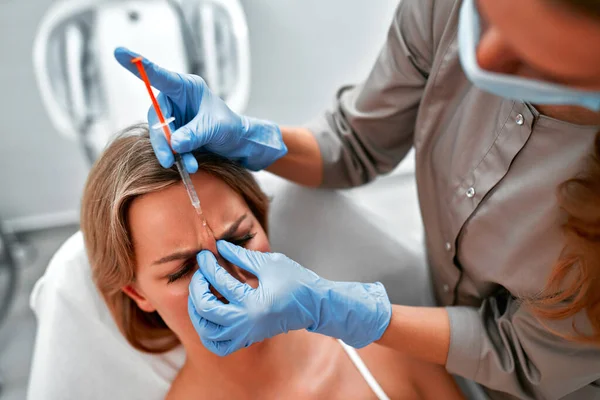 Medizinische Kosmetologie Behandelt Botox Injektionen Kosmetikerin Konturiert Das Gesicht Der — Stockfoto